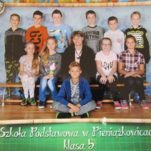 pokaż obrazek - Zdjęcie klasowe klasy 5 wraz z wychowawcą P. Zofią Fryźlewicz rok szkolny 2017/2018