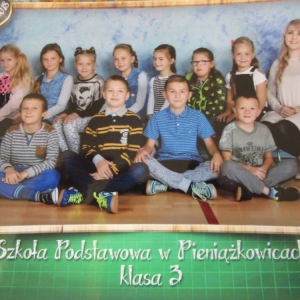 pokaż obrazek - Zdjęcie klasowe klasy 3 wraz z wychowawcą P. Anną Bednarczyk rok szkolny 2017/2018
